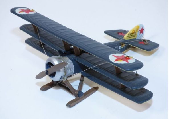 AKI0309 - Avión de combate triplano SOPWITH con los colores rusos - 1