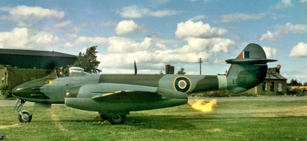 REV03830 - Avión Gloster Meteor 1ª edición para montar y pintar - 1