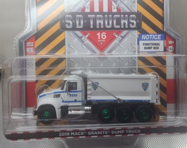 GREEN45160-BVERT - Llantas MACK granite Tipper 8x4 2019 Police NYPD green de la serie S.D TRUCKS en blister - 1