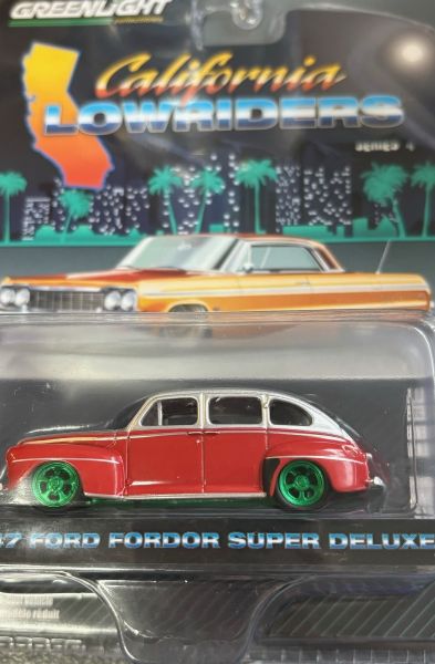 GREEN63050-AVERT - FORD Fordor Super deluxe 1947 rojo con ruedas verdes de la serie CALIFORNIA LOWRIDERS en blister - 1