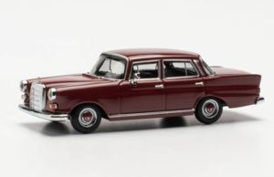 HER420457-002 - MERCEDES 200 fintail rojo vino