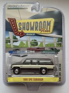 GREEN68060-E - GMC Suburban 1986 marrón y beige de la serie SHOWROOM FLOOR en blister