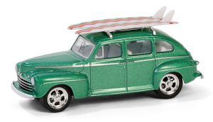 GREEN97160-A - FORD Fordor Super Deluxe con tablas de surf 1946 verde de la serie THE HOBBY SHOP en blister