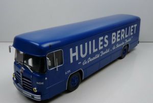 G111A008 - BERLIET PLK8 de 1955 Autobús Huiles Berliet