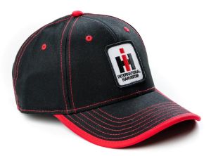 IHRA65 - Gorra INTERNATIONAL negra con costuras rojas