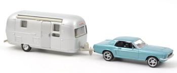 NOREV270582 - FORD Mustang 1968 Azul metalizado con Caravana Airstream Jet