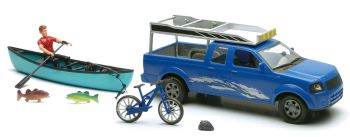 NEW37385C - Caja con un Pick-up azul; un personaje; un barco y accesorios Escala: 1/18