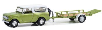 GREEN32300-B - HARVESTER Scout con remolque 1970 de la serie HITCH & TOW en blister