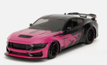 JAD35197 - FORD Mustang Dark Horse 2024 Negro y Rosa - PINK SLIPS