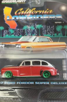 GREEN63050-AVERT - FORD Fordor Super deluxe 1947 rojo con ruedas verdes de la serie CALIFORNIA LOWRIDERS en blister