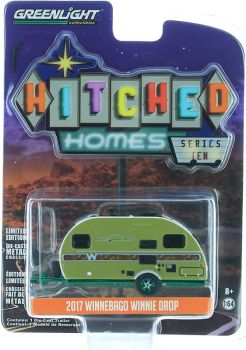 GREEN34100-CVERT - WINNEBAGO Winnie Drop 2017 caravana 1 eje verde y blanco llantas verde Serie Hitchead Versión metal verde vendido en blister