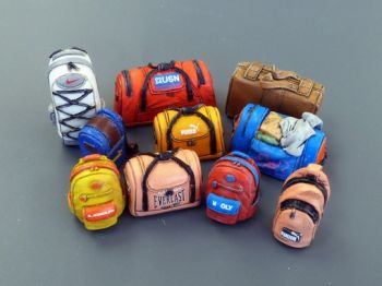 PLS465 - Incluye 10 calcomanías para bolsas de viaje en miniatura modernas que se pueden pintar.